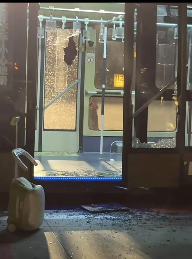 乘客晕倒后有人砸窗自救；西宁曹家堡机场：正介入调查不朽情缘首页机场摆渡车挤满人疑