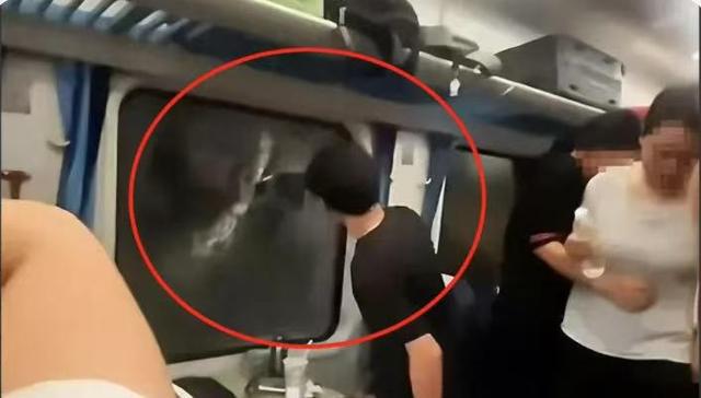 乘客晕倒后有人砸窗自救；西宁曹家堡机场：正介入调查不朽情缘首页机场摆渡车挤满人疑没开空调闷热难耐女(图6)