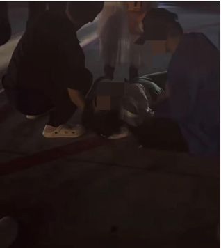 乘客晕倒后有人砸窗自救；西宁曹家堡机场：正介入调查不朽情缘首页机场摆渡车挤满人疑没开空调闷热难耐女(图5)