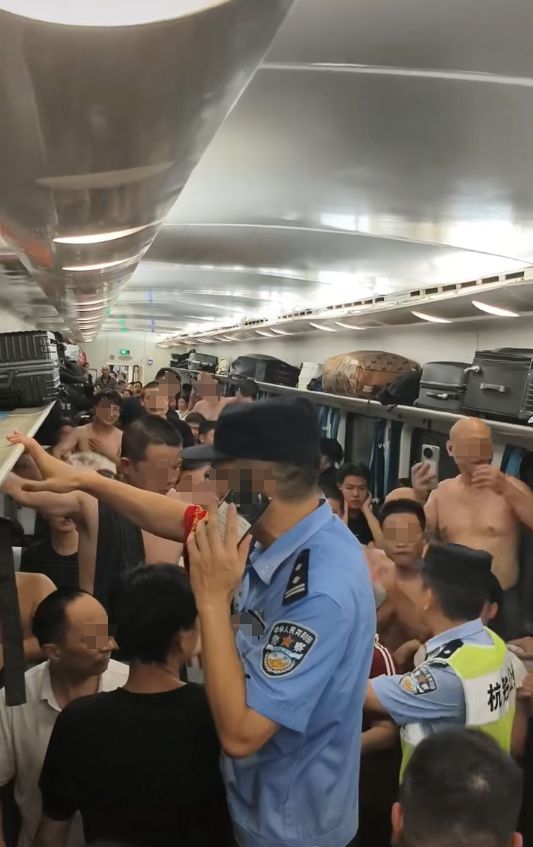 乘客晕倒后有人砸窗自救；西宁曹家堡机场：正介入调查不朽情缘首页机场摆渡车挤满人疑没开空调闷热难耐女(图3)