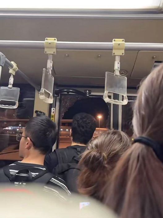 乘客晕倒后有人砸窗自救；西宁曹家堡机场：正介入调查不朽情缘首页机场摆渡车挤满人疑没开空调闷热难耐女(图7)