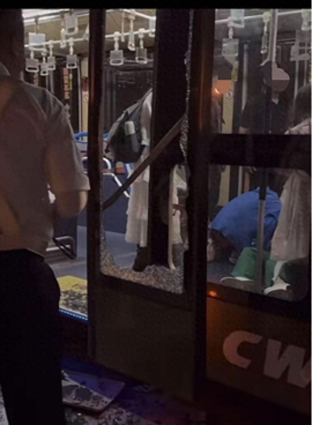 乘客晕倒后有人砸窗自救；西宁曹家堡机场：正介入调查不朽情缘首页机场摆渡车挤满人疑没开空调闷热难耐女(图2)