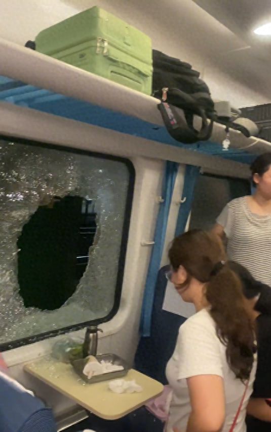 乘客晕倒后有人砸窗自救；西宁曹家堡机场：正介入调查不朽情缘首页机场摆渡车挤满人疑没开空调闷热难耐女(图4)